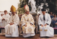 Pilgrimage celebration in Číhošť, during which the Ecce Homo sculpture was consecrated, Želiv abbot B. V. Tajovský on the left, 1990