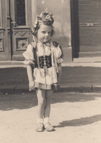 Ivana Richterová v kroji, 1950