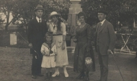From right: witness´s uncle Jan Linhart and his wife, 1920s