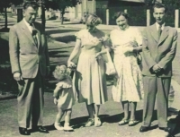 From left: witness´s uncle Robert Linhart, daughter Rita, wife Irena and her cousin Irma with Milan Poláček, 1956