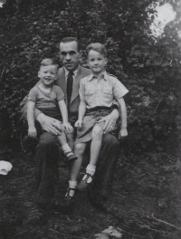 František Příborský with his sons in England / 1950s