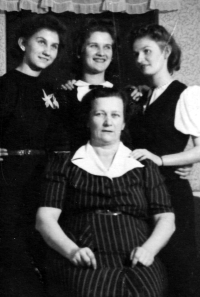 Marie Pětrošová with her daughters / on the right Milena Ručková's mother Marie Pětrošová / around 1939