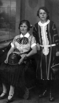 Grandmother of the witness Marie Pětrošová (on the right)