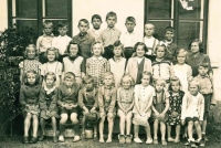 Charlotte Scharfová (fourth from the bottom right) in the class picture, on the far right Mrs. Chlumová, turn of the 1940s and 1950s