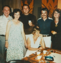 Jan Novotný (uprostřed) s přáteli na Silvestra 1979 v australském Randwicku