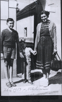Jan Novotný (vlevo) s mladším bratrem a maminkou v Nelahozevsi v roce 1953