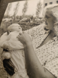 Žilina 1947, v náruči matky Pavly, vytetované číslo z Auschwitzu na jej ruke