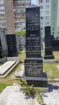 Žilina 2002 cintorín, náhrobný kameň rodičov a starého otca Júliusa Bratmanna
