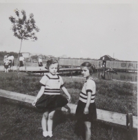 Marie Kselíková during her childhood with a friend
