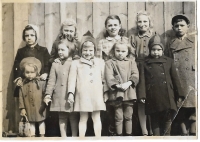 Hana Vrbická with her children in 1942