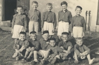 V Sokole, uprostřed dole, v 5 letech nejmladší, 1948