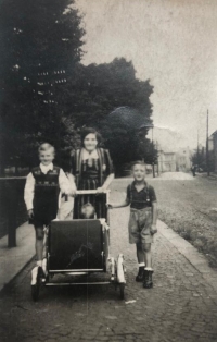 Jaroslav Jochec with his mother and sibling taking a walk in Dubí in Bystřice