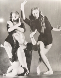 Taneční vystoupení – asi rok 1973 (stojící zleva Jitka Vohralíková – Juračková, Alena Vojtíšková, sedící Irena Kmentová)