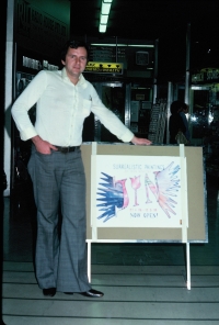 Jan Novotný u upoutávky na svou výstavu v Austrálii