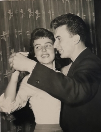 S manželem Milanem Svobodou na jejich svatbě, 1958