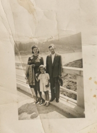 With her parents, 1940