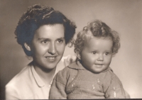 Jarmila Nyklesová with her mother, 1958