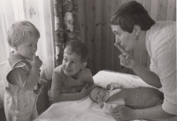 Jitka Srovnalová s dětmi v září 1981