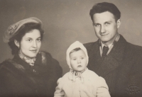 Jitka s rodiči Zdenkou a Aloisem v roce 1954