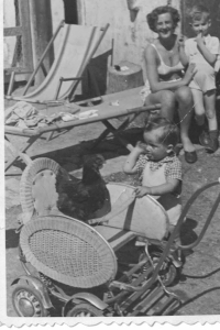 Lučenec 1952, s matkou Pavlou, vpredu Ivan Holländer, bratranec Martina Rodana