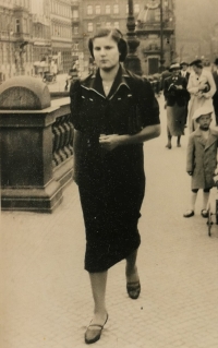 Julie Kolárová, maminka Hany Svobodové, Praha, 1938