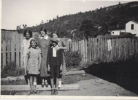 Orlov okolo 1935, vpredu zľava  matka Pavla, jej brat Emanuel, vzadu sprava sestra Nelly, stará mama, príbuzná z Juhoslávie