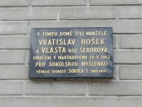 Memorial tablet of the Hoškovi couple in the street U Mrázovky 1187/22 at Prague 5 – Smíchov 