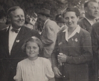 Věra Heidlerová with her parents, 1945
