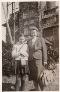 Witness with her mother on Ještěd, circa 1947