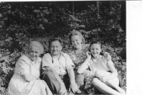 The witness (on the right) with her mother and husband and wife Effenberg from Bedřichovka (distant relatives)