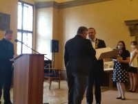 Zdeněk Serinek receiving the award on behalf of Josef Serinek from the hands of the Minister of Culture Martin Baxa, 2021.