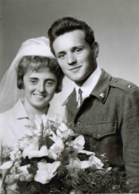 The wedding photo of the narrator's parents (Zdeněk and Aloisie, nee Konečná).