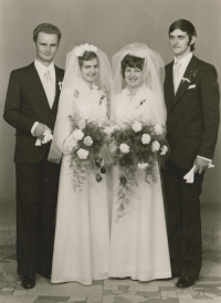 Svatební foto manželů Kršíkových, dvojsvatba, 1974