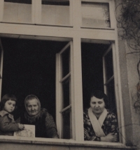Věra Heidlerová with her mother and grandmother in the window of their apartment in Uh. Hradiště, about 1940–1941
