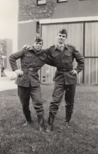 Václav Kršík (vlevo) během vojenské přípravy na Strahově, 70. léta 20. století