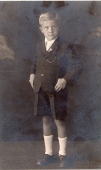 Vladimír Popelka na klopě s “plackou” právě zesnulého T.G.M., 1937