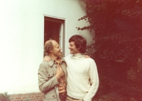 Vladimír Popelka s Deanem Reedem u jeho domu v Berlíně-Köpenicku, 1977