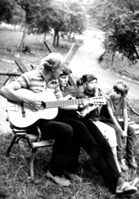 Vladimír Popelka before the guitar marathon at the campfire in Bystré - Doly in the Orlické Mountains, 1978