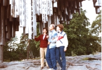 Manželka Zdena Hasmanová, dcera Radka a Vladimír Popelka u pomníku Jeana Sibelia v Helsinkách, 1986