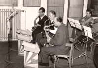 Melody Club Oskara Kmoníčka již v redukovaném obsazení při nahrávání v pardubickém studiu Čs. rozhlasu ve Vodákově vile, Pardubice, 1959