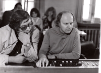 Josef Vobruba a Vladimír Popelka u mixážního pultu dejvického nahrávacího studia Supraphonu, Praha, 1971