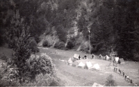 Skautský tábor u Manětína - zástup hladových směr jídelna, 1947