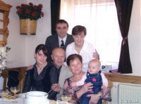  Nahoře zeť Květoslav Oliva, dcera Radka, dole zleva vnučka Lucie, Vladimír Popelka, manželka Zdena a vnučka Dominika, Pardubice, 2006