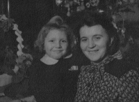 Jindřich Kubienka with his mother Štěpánka / around 1946