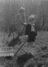 Jindřich Kubienka (in front with a hand cart) / around 1946