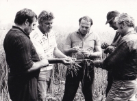Jindřich Kubienka (second from left) as an agronomist at the farm in Karviná-Raj / around 1980