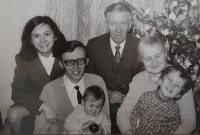 Rodina pohromadě v Brništi, Karel s manželkou a dětmi Danielem a Ester, Karlovi rodiče 