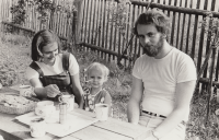 Na chatě s manželkou Alenou a dcerou Ditou, 1979