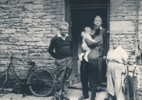 Rodina Syrových, pamětník první chlapec zprava, 1966