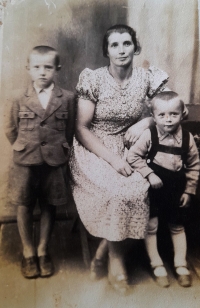 Karel Kuc s maminkou a starším bratrem, Polsko za války